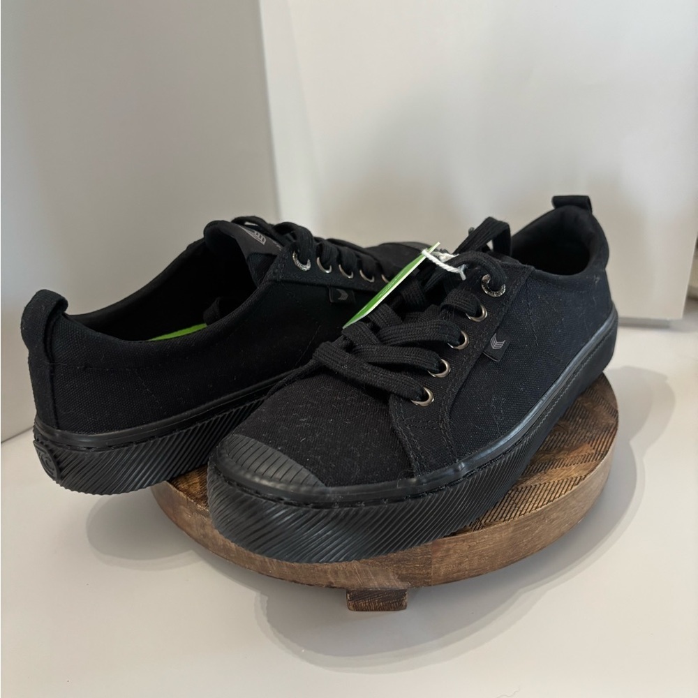 Carium black
women’s/mens 8.5/7 Black Low-Top Sneakers Brand New no box - Picture 2 of 11